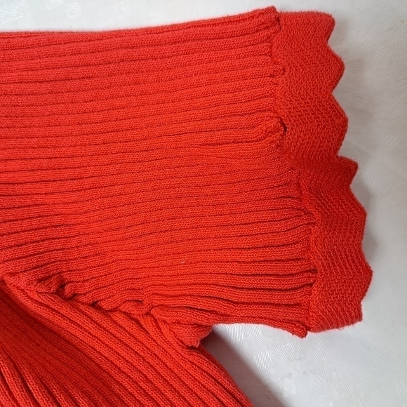Molly bracken ribbed scalloped v-neck sweater in red - Picture 10 of 11